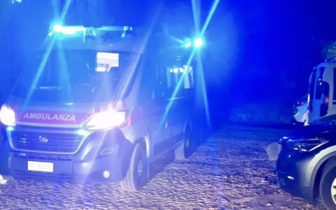 Scontro tra due auto nella notte, feriti alcuni giovani sulla Cassia Sud