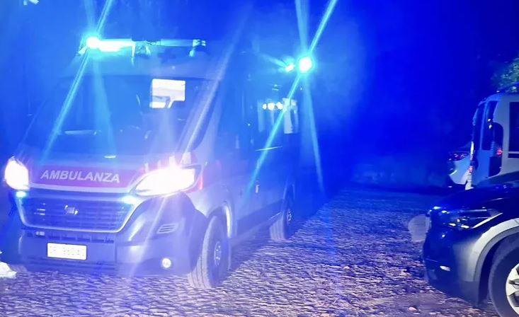 Scontro tra due auto nella notte, feriti alcuni giovani sulla Cassia Sud
