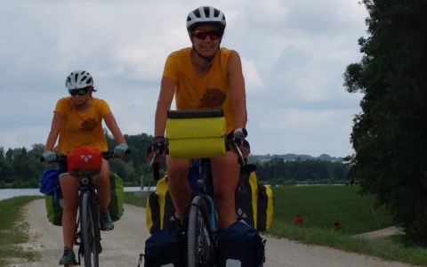 Scontro tra monopattino e bici sulla ciclabile: pediatra di passaggio soccorre un 60enne ferito gravemente