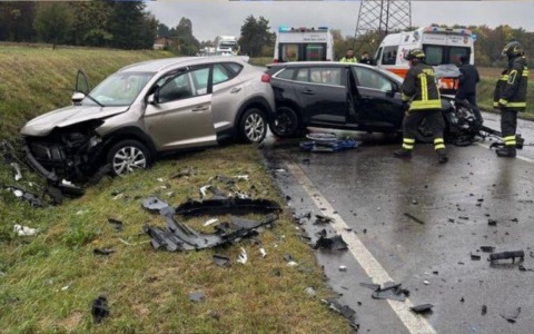Scontro tra tre auto e trattore sulla Nuova Estense