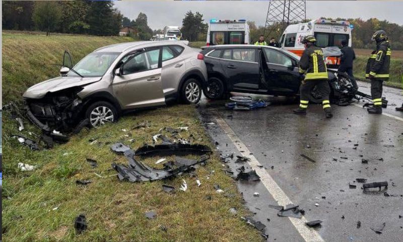 Scontro tra tre auto e trattore sulla Nuova Estense
