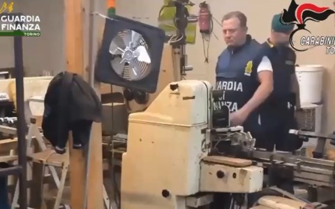 Produzione di sigarette illegali, blitz all’alba a Torino: chiuse fabbriche clandestine