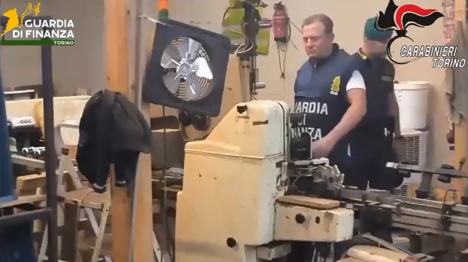 Produzione di sigarette illegali, blitz all’alba a Torino: chiuse fabbriche clandestine
