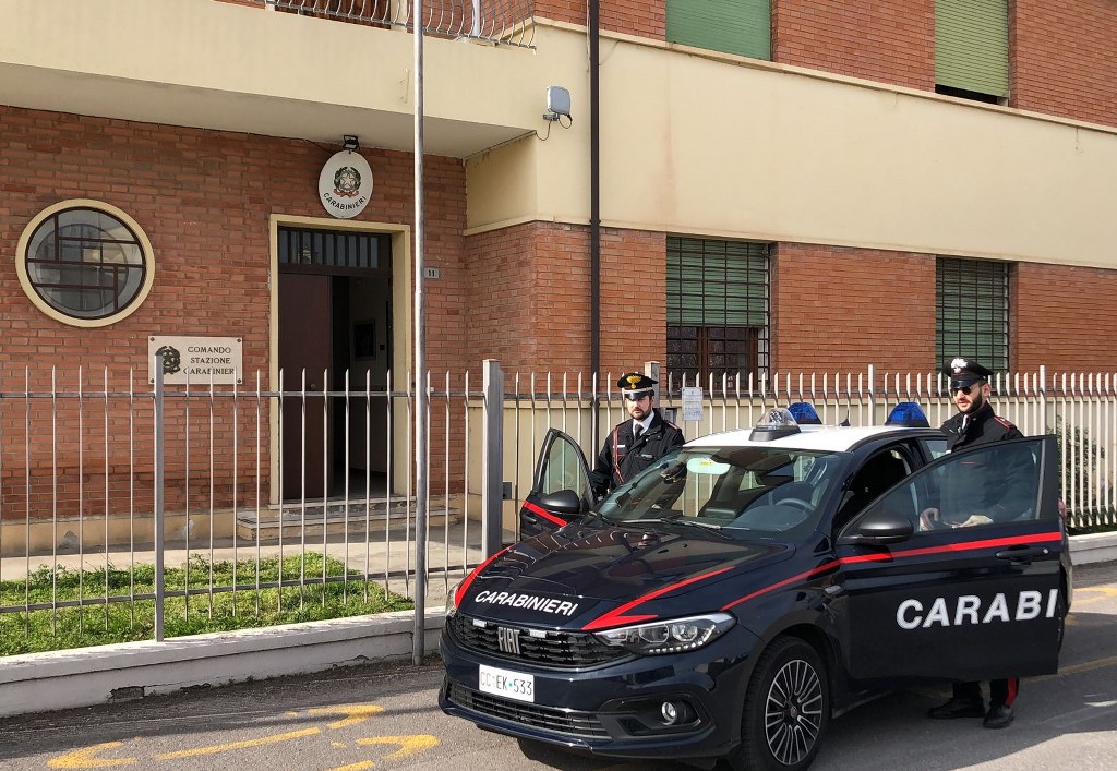 Si finge fisioterapista: “Signora le faccio un massaggio al collo”, così ha rubato una collana d’oro a un’anziana