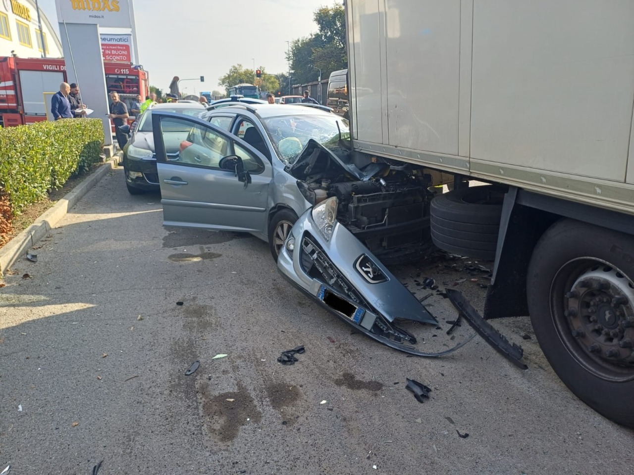 Si schianta contro un’auto in sosta e poi finisce sotto a un Tir: paura per un 80enne