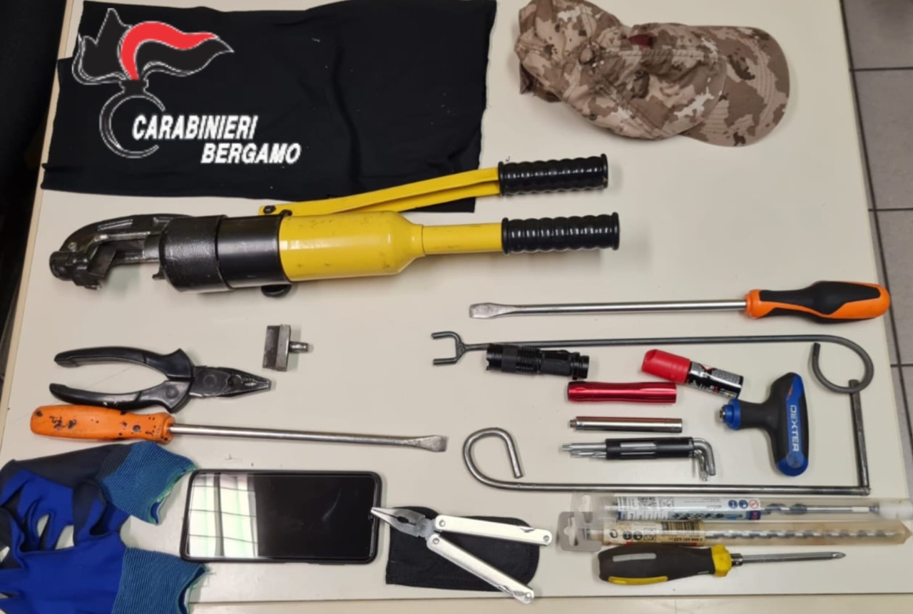 Sorprendono il ladro in casa di un 85enne di Arzago, carabinieri aggrediti con spray e arnesi da scasso