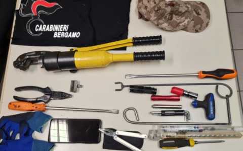 Sorprendono il ladro in casa di un 85enne di Arzago, carabinieri aggrediti con spray e arnesi da scasso