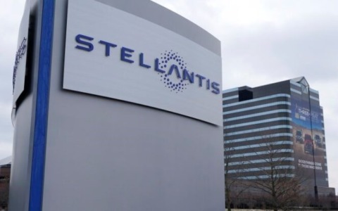 Stellantis investe in Usa 13 miliardi, 5.000 assunti. Rabbia a Cassino