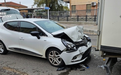 Tamponamento a catena tra due auto e un camion, ferite due bambine di 9 e 11 anni