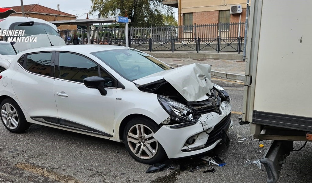 Tamponamento a catena tra due auto e un camion, ferite due bambine di 9 e 11 anni