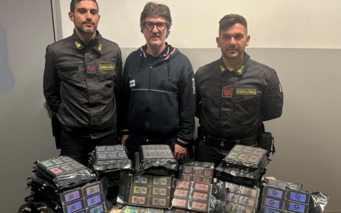 Tenta di entrare in Italia con 45 chilogrammi di Hashish: arrestato