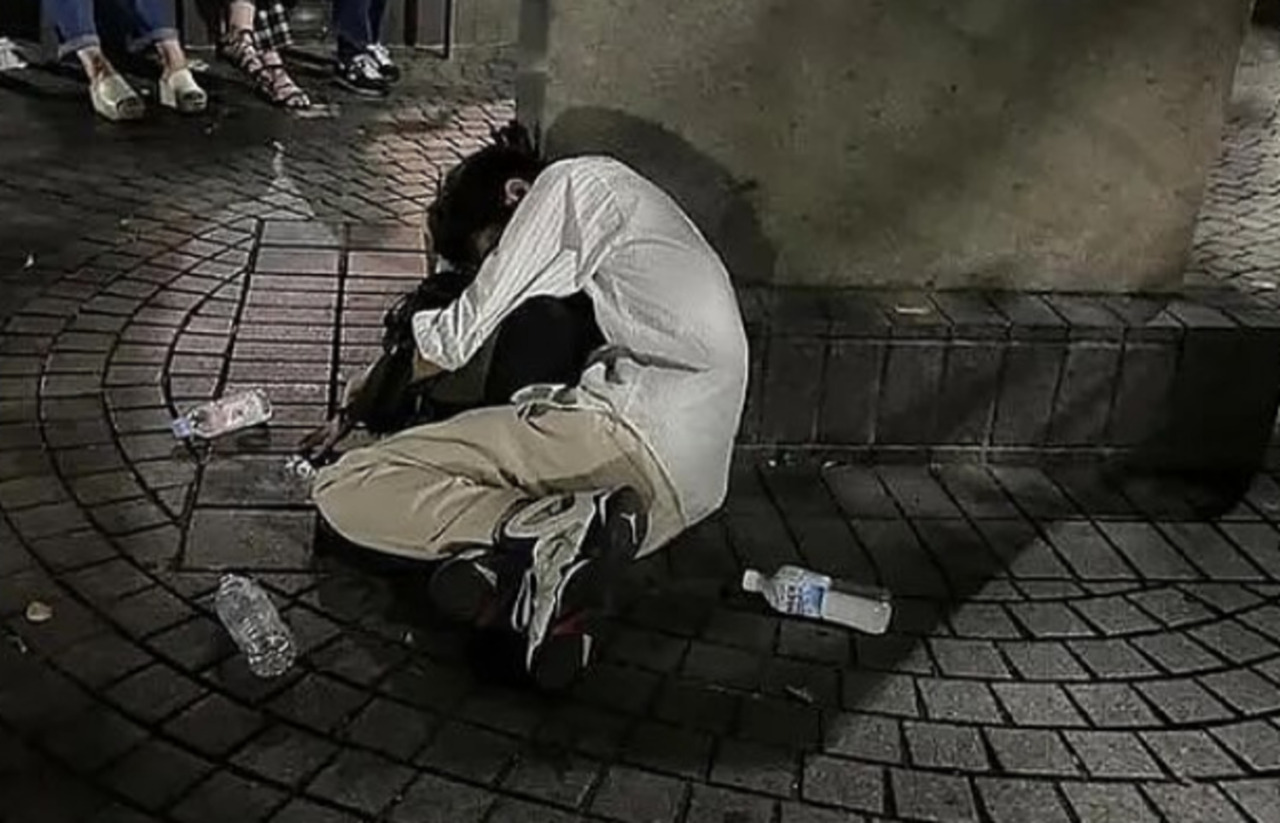 Ti addormenti ubriaco in strada? In Giappone ti lasciano anche una bottiglietta d’acqua