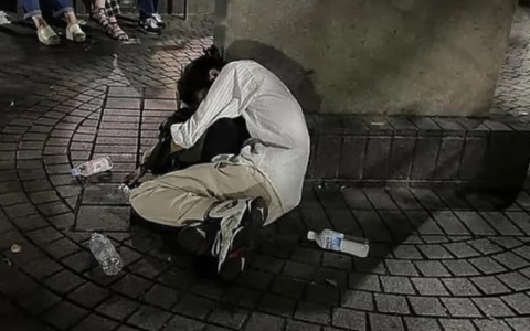 Ti addormenti ubriaco in strada? In Giappone ti lasciano anche una bottiglietta d’acqua