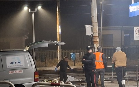 Tragedia sui binari a Trecate: un morto e due feriti gravi