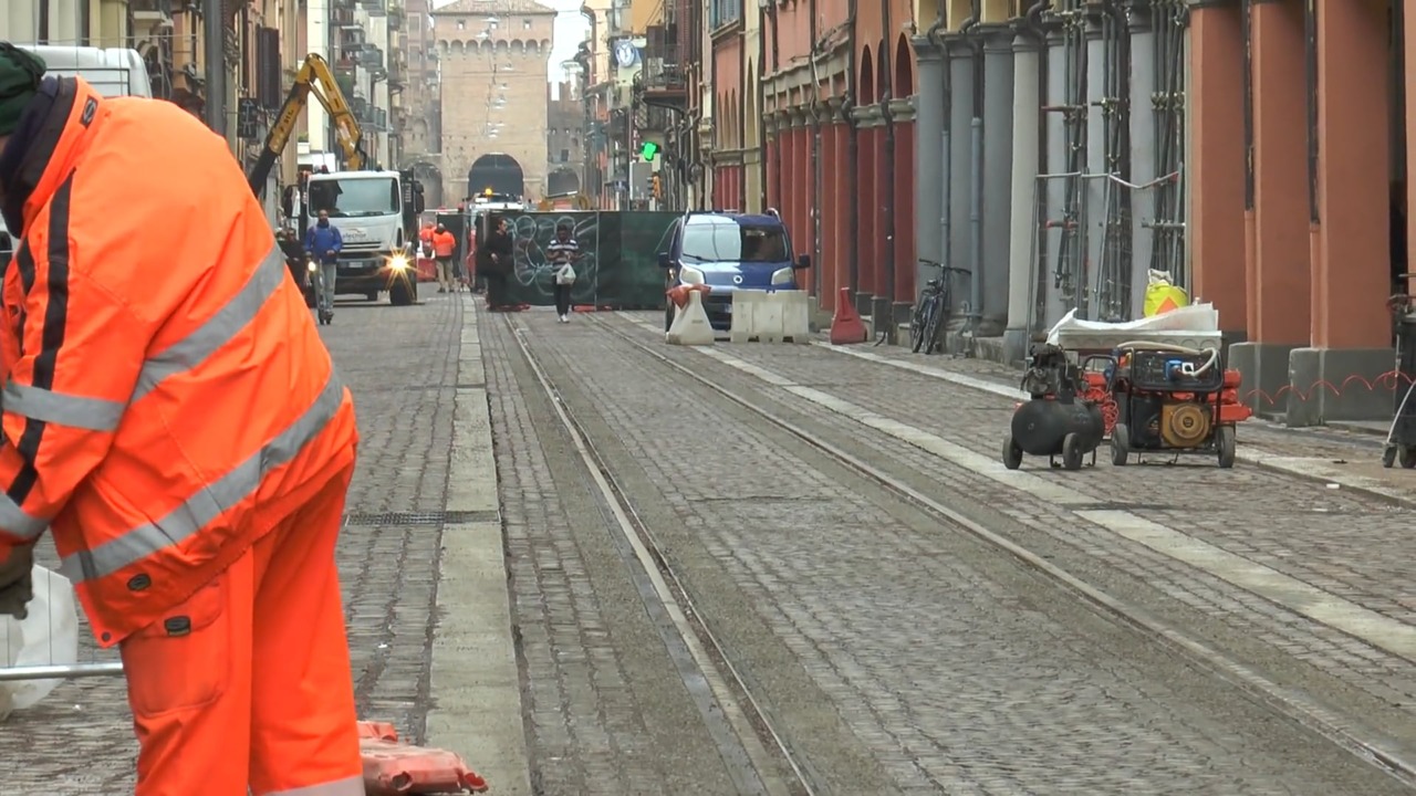 Tram, riapre un tratto di via San Felice. Rinnovato il parcheggio al cimitero di  Borgo Panigale