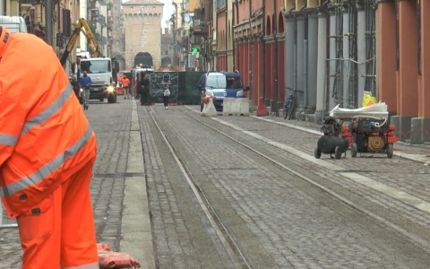 Tram, riapre un tratto di via San Felice. Rinnovato il parcheggio al cimitero di  Borgo Panigale