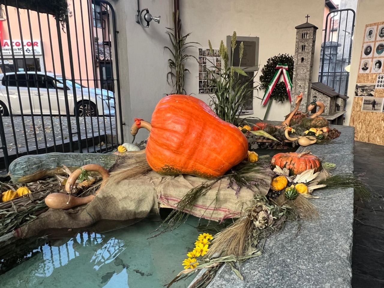 Un allestimento autunnale con zucche e spighe per ricordare le vittime del bombardamento