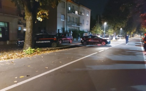 Accoltellato in un bar a Treviglio: 44enne gravissimo. Ancora in fuga l’aggressore