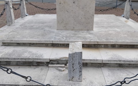 Vandali in azione a Volpiano: rovinato il monumento dei Carabinieri