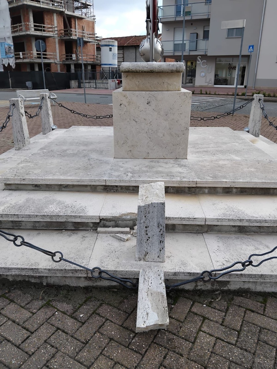 Vandali in azione a Volpiano: rovinato il monumento dei Carabinieri