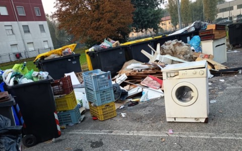 “Via Togliatti è una discarica”: identificati due “sporcaccioni”