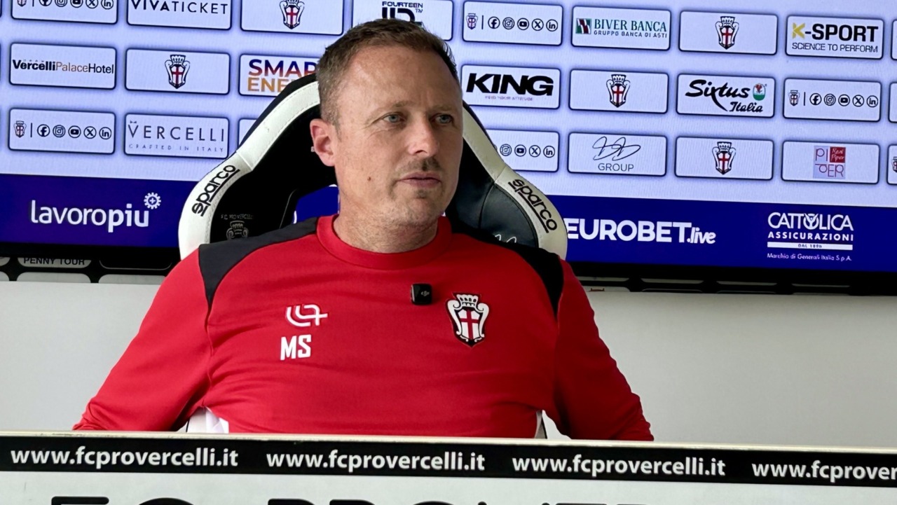VIDEO – Pro Vercelli, Santoni pre Giana: “Non siamo perfetti, ma non è vero che la mia squadra ‘si specchia’”