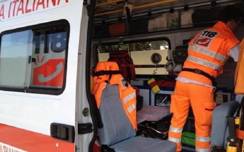 Violento incidente, auto si ribalta dopo lo scontro