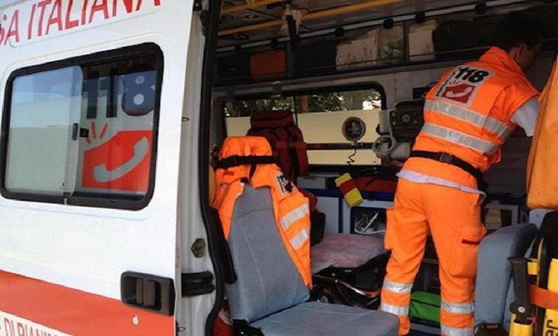 Violento incidente, auto si ribalta dopo lo scontro