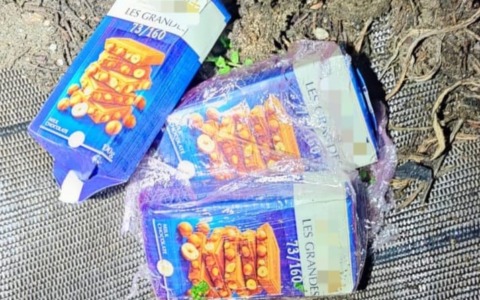 22enne lancia droga occultata nelle scatole di cioccolato dalla finestra: arrestato