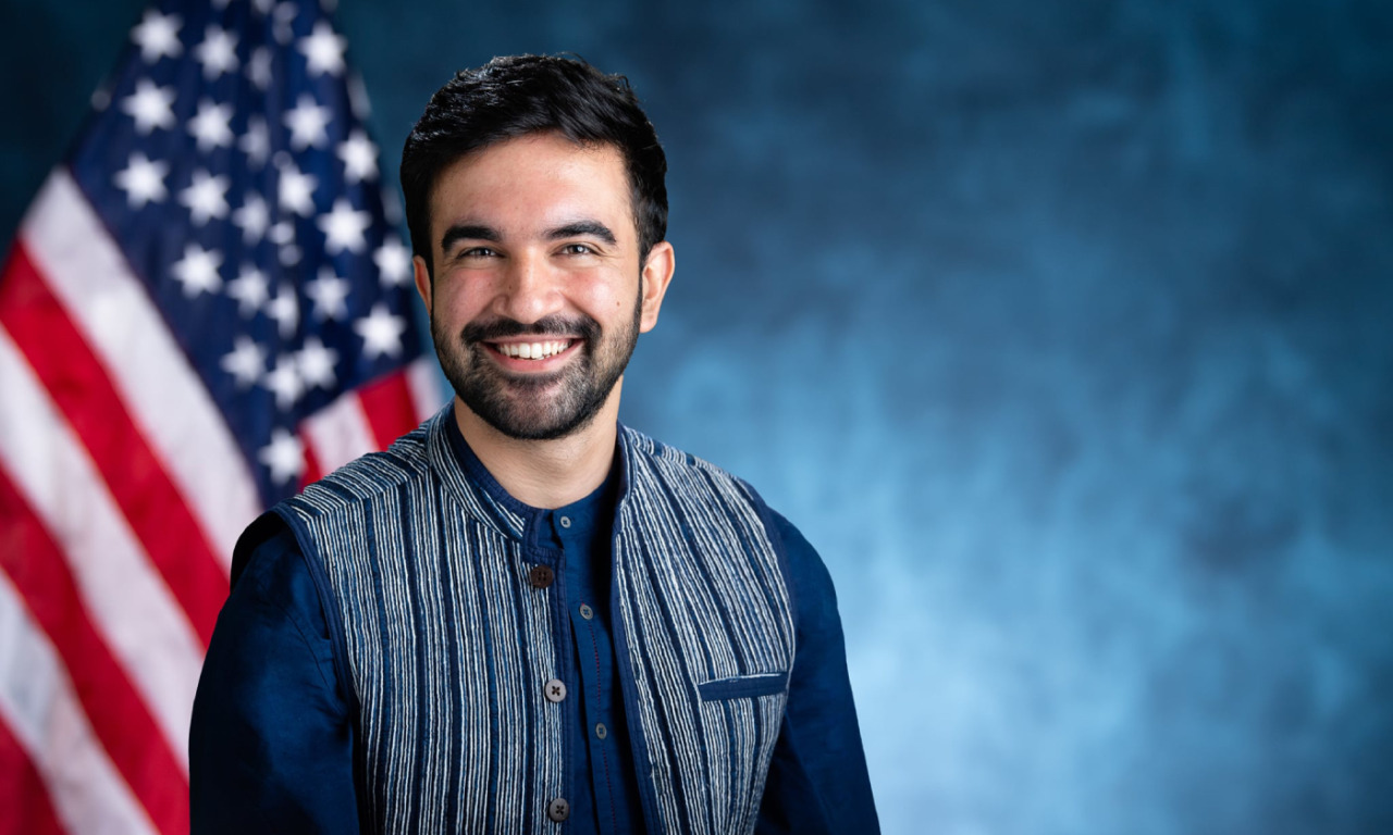 34 anni, socialista, musulmano: chi è Mamdami, il nuovo sindaco di New York