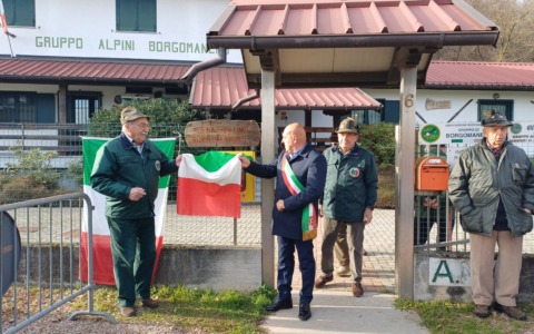 A Borgomanero inaugurato un nuovo defibrillatore all’ingresso della sede degli Alpini