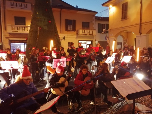 A Melzo si accendono le luci e i colori del Natale