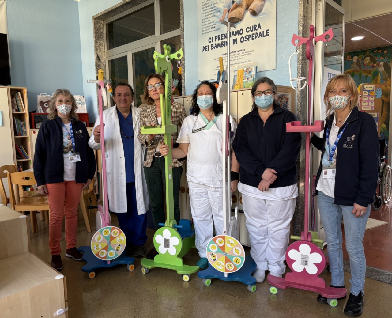 Abio per la Pediatria: donati 5 porta flebo colorati per i piccoli degenti