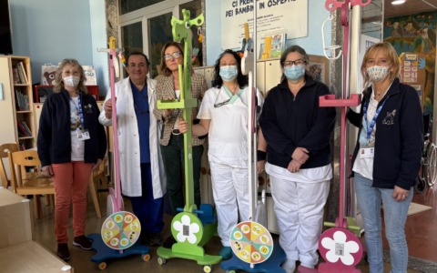 Abio per la Pediatria: donati 5 porta flebo colorati per i piccoli degenti