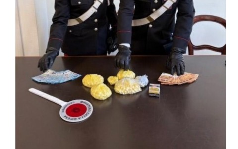 Abitazione nel centro di Galliate era base logistica di droga: arrestato un 25enne