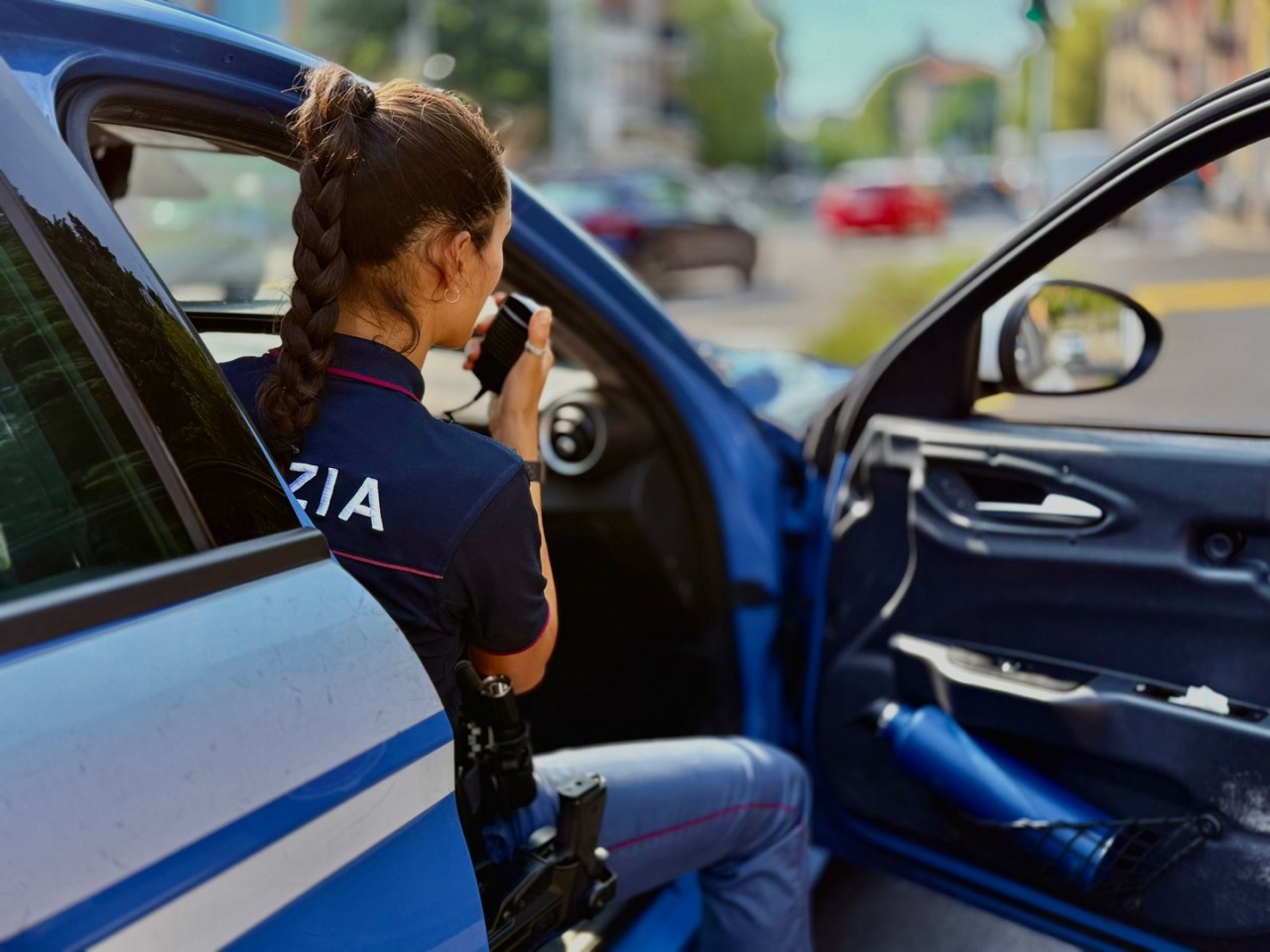 Accoltella il vicino di casa dopo una lite per una donna, arrestato
