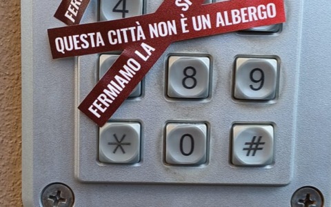 Affitti brevi, il Consiglio di Stato blocca il self check-in: riconoscimento solo di persona