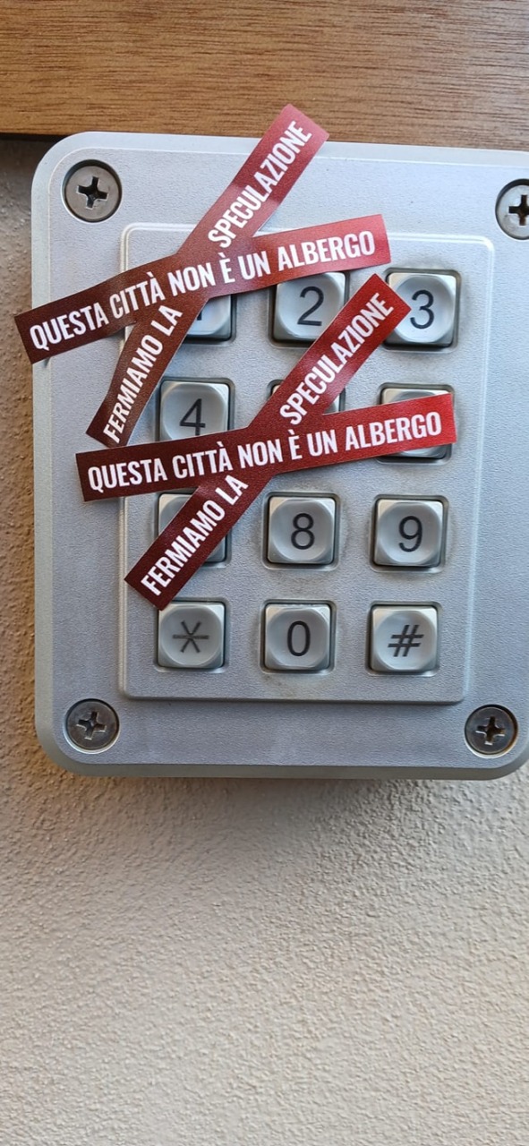 Affitti brevi, il Consiglio di Stato blocca il self check-in: riconoscimento solo di persona