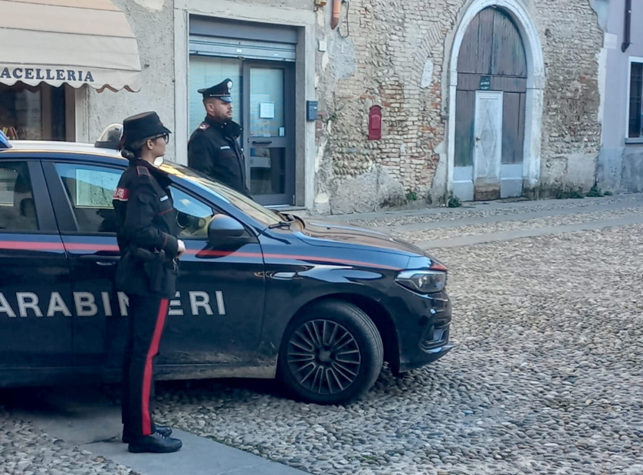 Aggredisce la compagna in strada e la lascia incosciente, 36enne arrestato per maltrattamenti e violenza sessuale