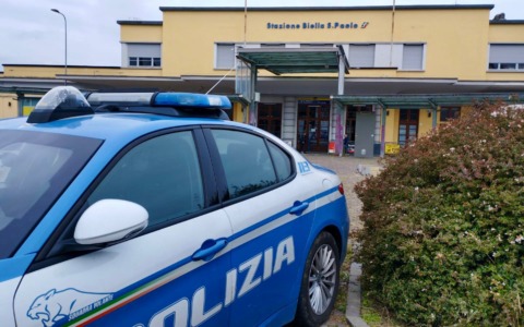 Aggredisce la cugina alla stazione e ferisce un agente con un cacciavite: arrestato un biellese