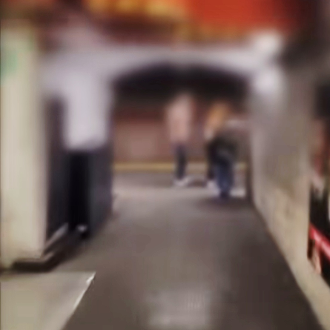 Aggredita troupe tv che seguiva lo youtuber Cicalone in metro