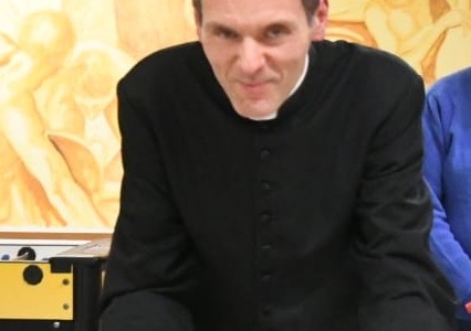 Aggredito per il rimprovero a un fedele che fumava in chiesa, don Ferrua: “Un gesto spropositato”