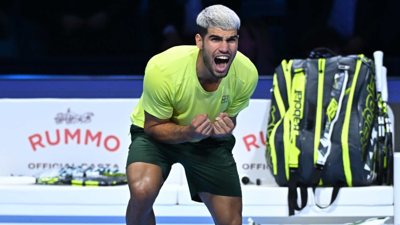 Alcaraz schiaccia Auger-Aliassime e raggiunge Sinner in finale