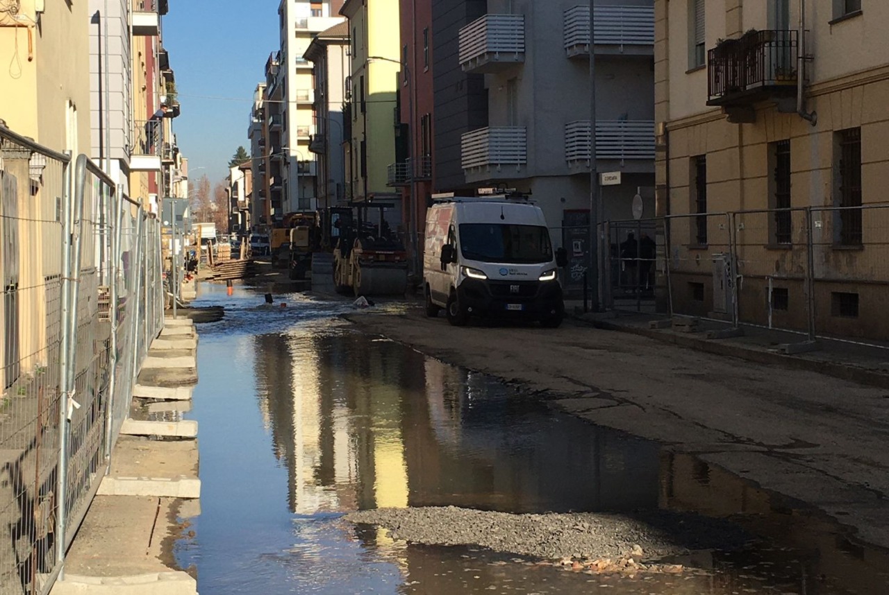 Alessandria, allagamenti in via Cordara per rottura di tubo