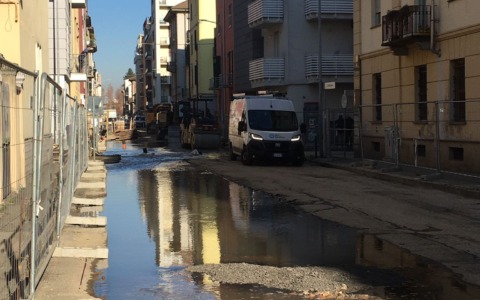 Alessandria, allagamenti in via Cordara per rottura di tubo
