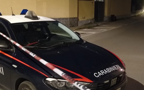 Allarme bomba a Crescentino: due valigie abbandonate, scritte con minacce sui muri