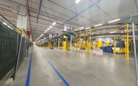 Amazon sotto indagine per presunto contrabbando: sequestrati migliaia di prodotti nello stabilimento di Cividate