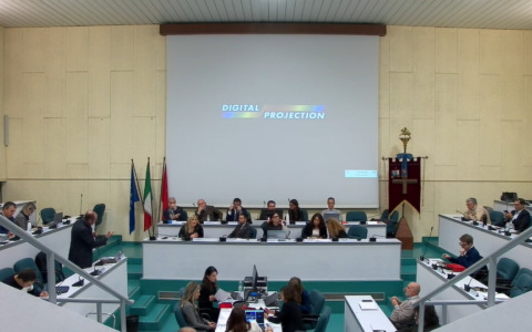 Ancona. “Femminicidi sono soltanto omicidi”. Bufera sulla frase della consigliera comunale FdI