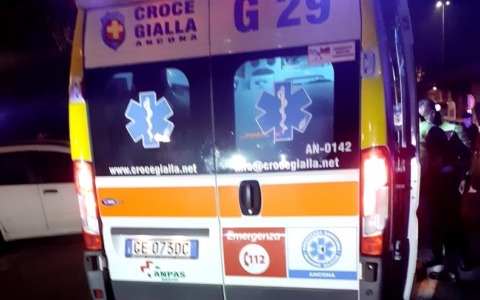 Ancona. Violento scontro tra un’auto e uno scooter, 24enne in condizioni gravissime