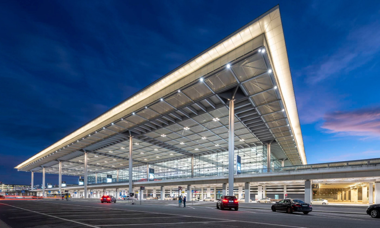 Ancora droni sui cieli europei, stavolta sopra l’aeroporto di Berlino (bloccato per due ore)